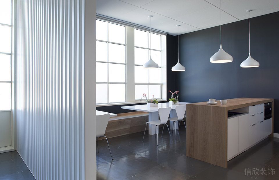 深圳寶安匯聚創(chuàng)新園1000平方米淺色調原木簡約風辦公室裝修案例茶水間純白色格柵屏風