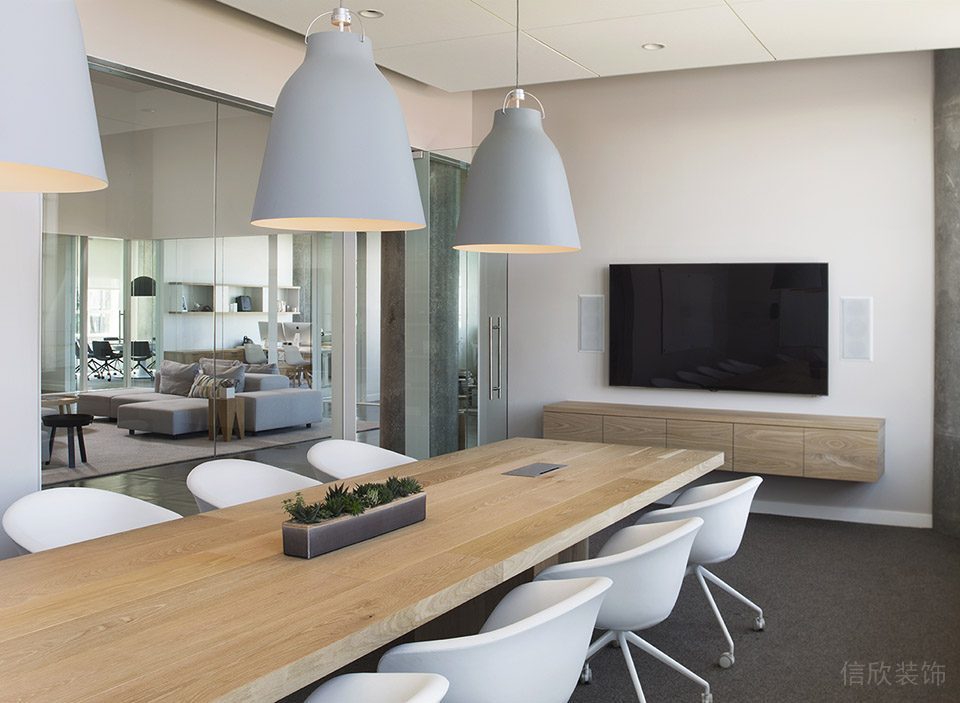 深圳寶安匯聚創(chuàng)新園1000平方米淺色調原木簡約風辦公室裝修案例會議室原木色討論桌