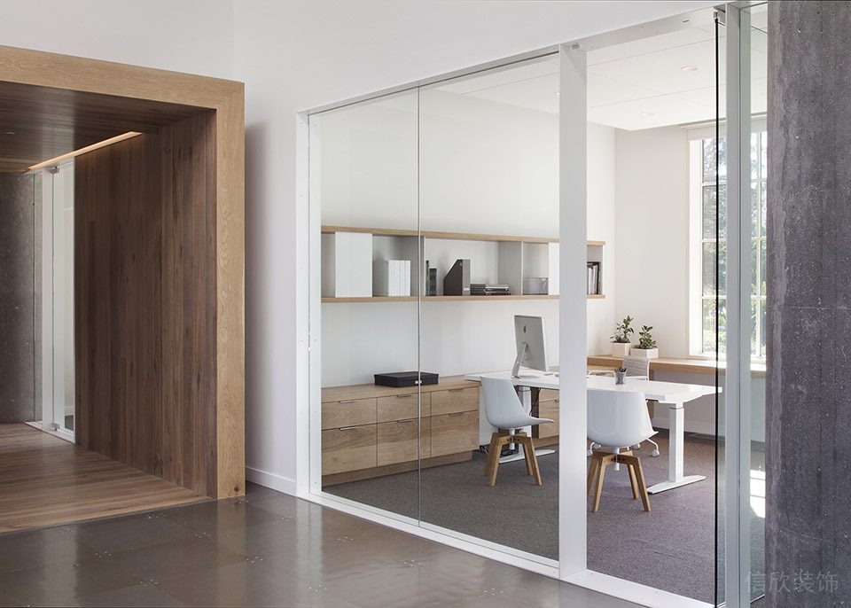 深圳寶安匯聚創(chuàng)新園1000平方米淺色調原木簡約風辦公室裝修案例經理室白色邊框玻璃隔斷