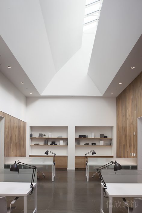 深圳寶安匯聚創(chuàng)新園1000平方米淺色調原木簡約風辦公室裝修案例辦公區(qū)純白色天花