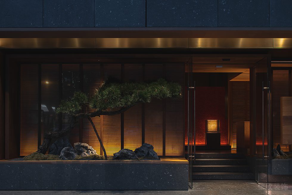 深圳寶安區(qū)中式典雅高級餐廳原木色木質門頭裝修設計