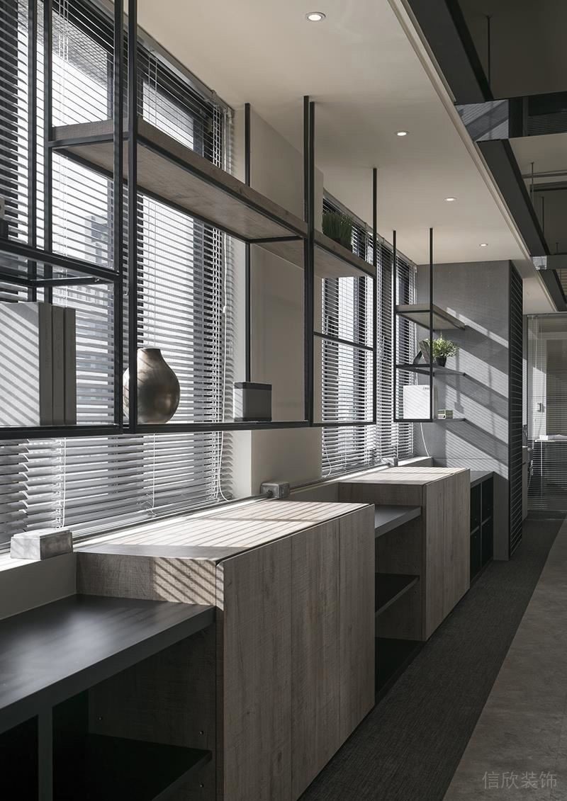 深圳龍崗福民達(dá)科創(chuàng)中心黑白灰極簡風(fēng)設(shè)計(jì)理念辦公室裝修案例黑色烤漆鍍鋅方管裝飾吊柜