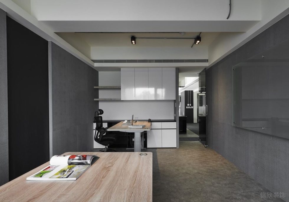 深圳龍崗福民達(dá)科創(chuàng)中心黑白灰極簡風(fēng)設(shè)計(jì)理念辦公室裝修案例主管辦公室白色鋼琴烤漆板收納柜