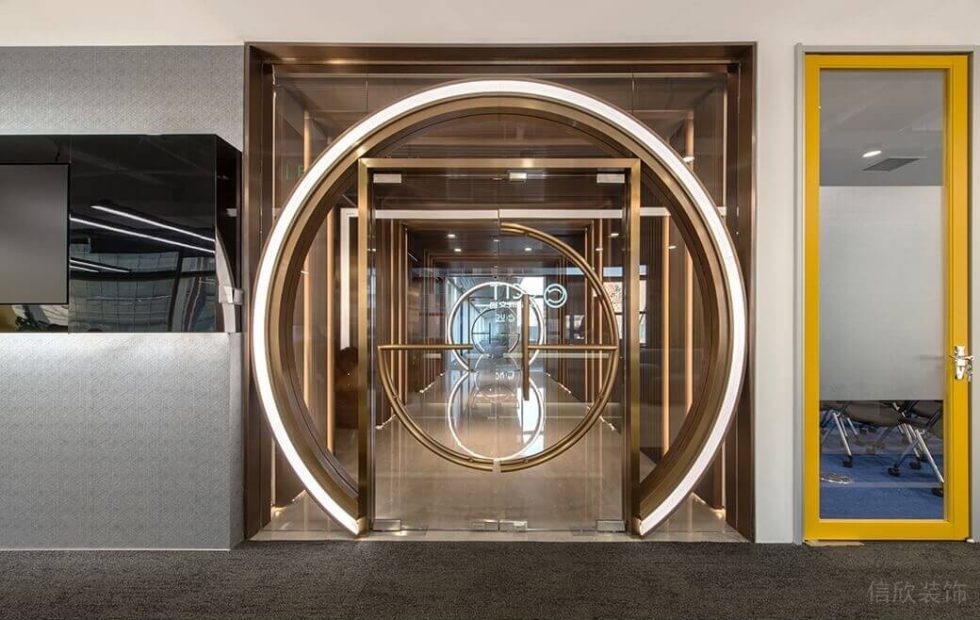 深圳龍崗山海商業廣場工業現代風設計特色辦公室裝修案例鈦金不銹鋼特色造型入戶大門 深圳龍崗山海商業廣場工業現代風設計特色辦公室裝修案例鈦金不銹鋼特色造型入戶大門