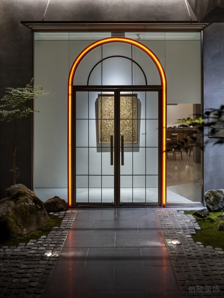 深圳龍華區(qū)侘寂風(fēng)酒吧玻璃大門(mén)裝修設(shè)計(jì)
