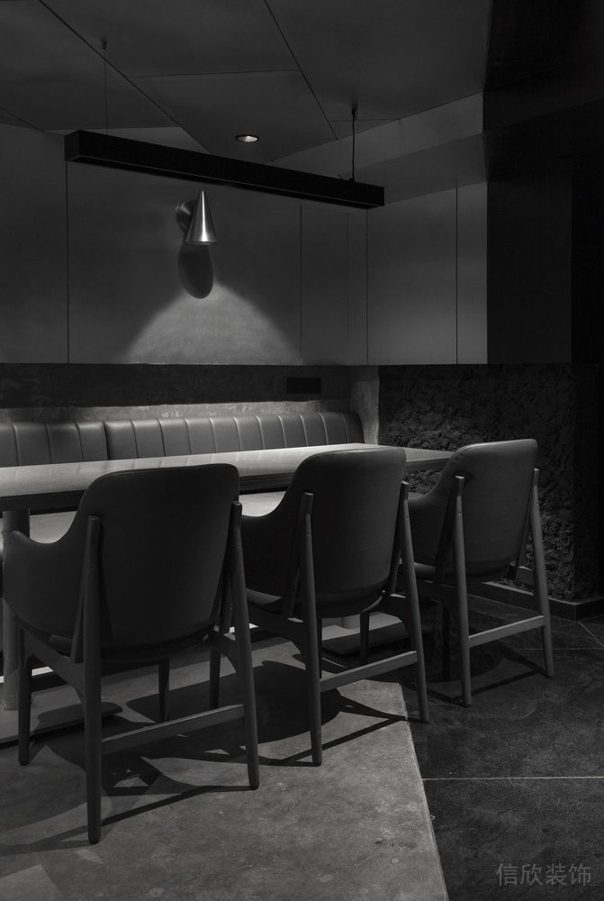 深圳龍華區(qū)黑色金屬酒吧燈光下的卡坐裝修設計 (2)