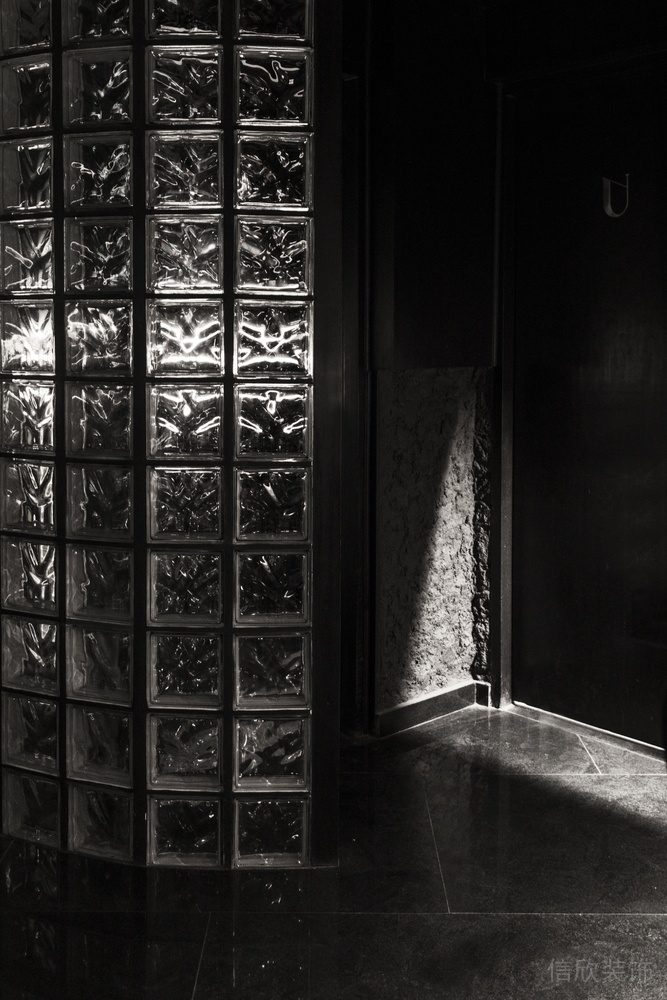 深圳龍華區(qū)黑色金屬酒吧光影點綴隔斷玻璃裝修設計