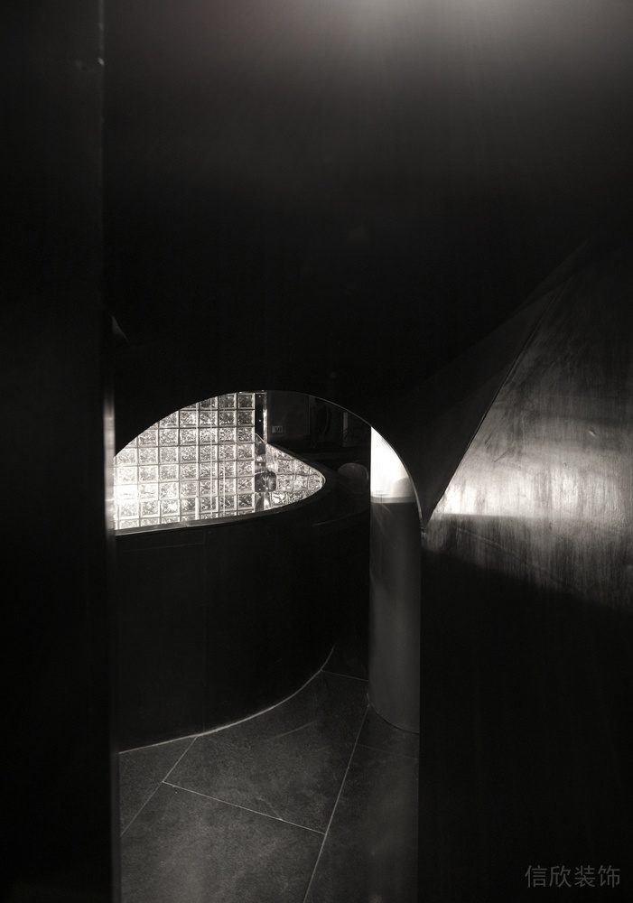 深圳龍華區(qū)黑色金屬酒吧黑色配色拱門裝修設計