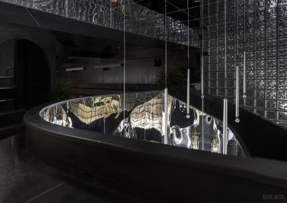 深圳龍華區(qū)黑色金屬酒吧弧形二樓挑空吊燈裝修設計