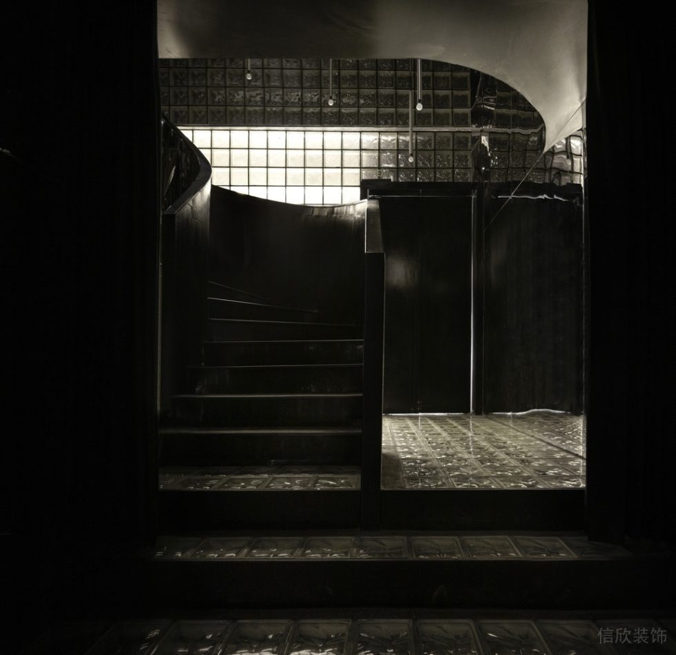 深圳龍華區(qū)黑色金屬酒吧酷炫入戶玄關裝修設計