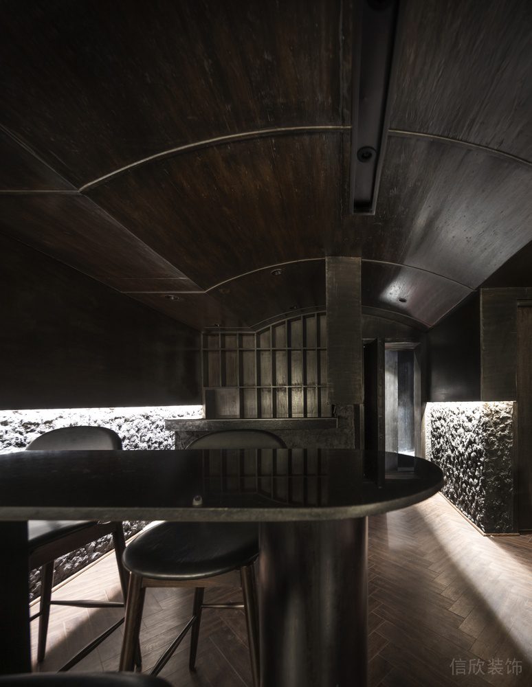 深圳龍華區(qū)黑色金屬酒吧木制天花吧臺裝修設計