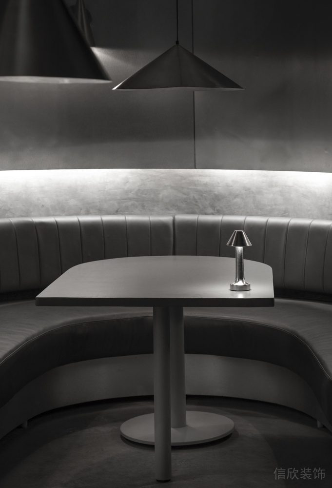 深圳龍華區(qū)黑色金屬酒吧圓弧卡坐裝修設計