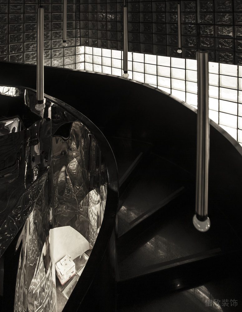 深圳龍華區(qū)黑色金屬酒吧不銹鋼樓梯裝修設計