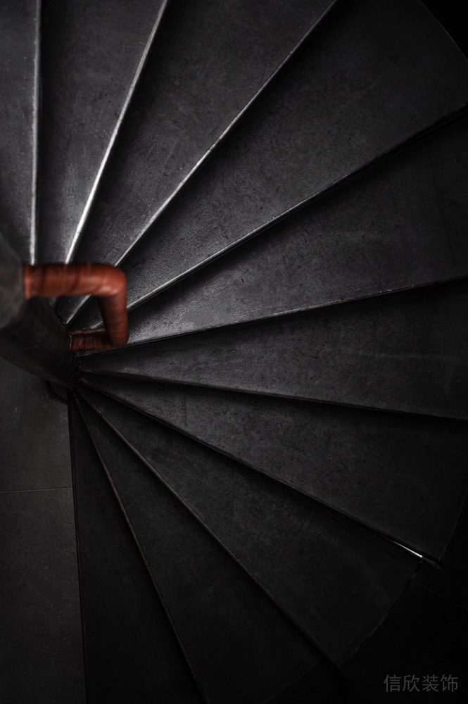 深圳羅湖區(qū)輕工業(yè)風格餐廳黑色旋轉樓梯裝修設計