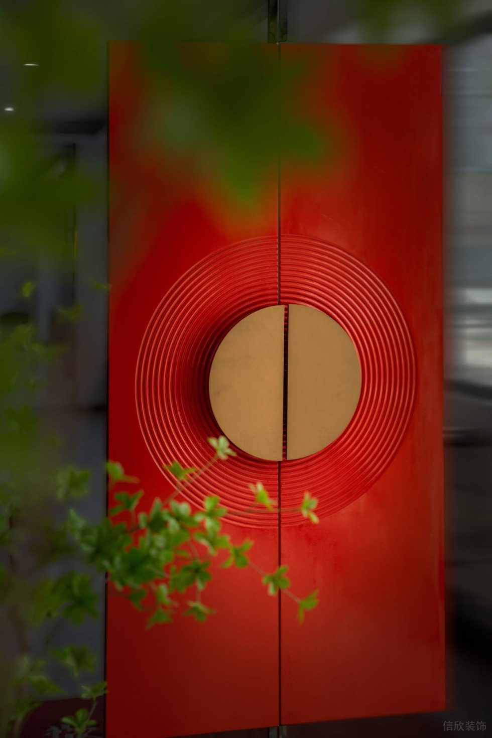 深圳龍華新中式風(fēng)格餐廳紅色古典雕刻包廂大門裝修設(shè)計(jì)