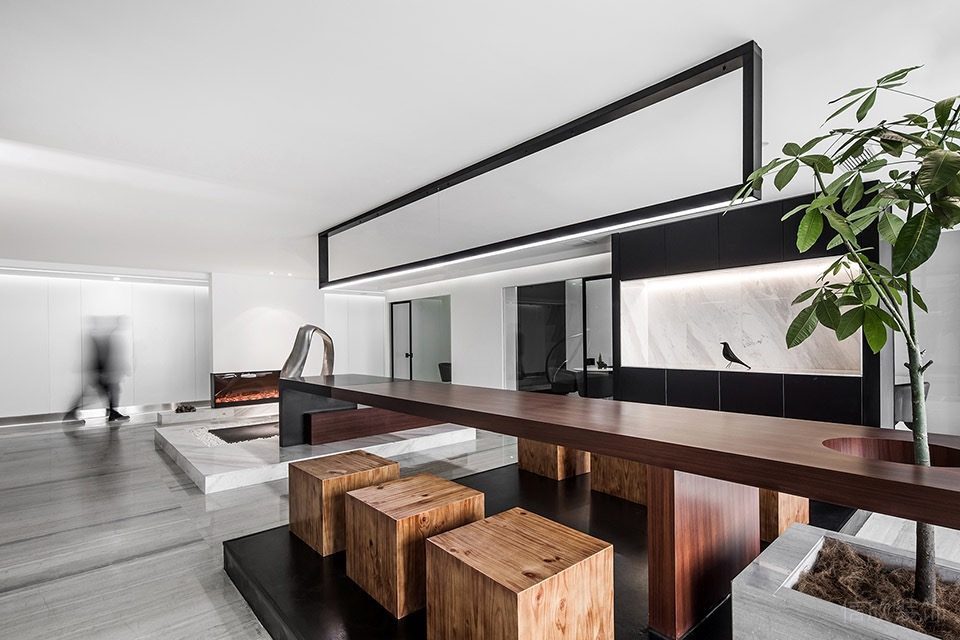 深圳南山豪威科技大廈1500平方米黑白灰現(xiàn)代極簡風(fēng)辦公室裝修案例茶室中性色實(shí)木家具