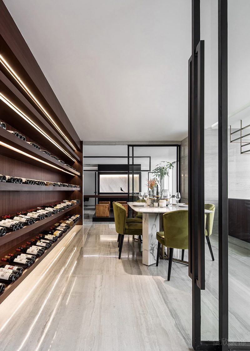 深圳南山豪威科技大廈1500平方米黑白灰現(xiàn)代極簡風(fēng)辦公室裝修案例接待室深木色酒柜