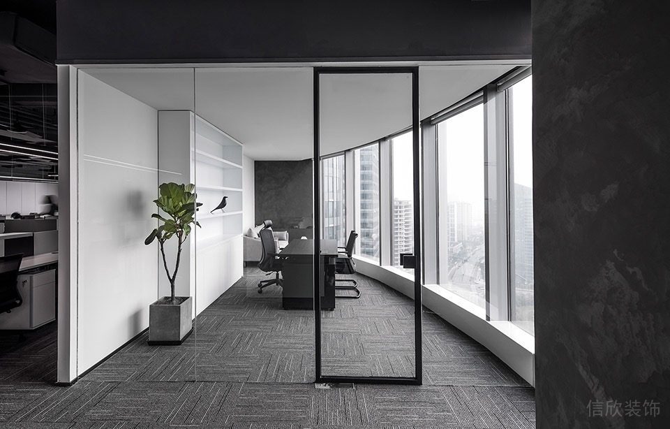 深圳南山豪威科技大廈1500平方米黑白灰現(xiàn)代極簡風(fēng)辦公室裝修案例經(jīng)理辦公室白色調(diào)裝飾展示柜
