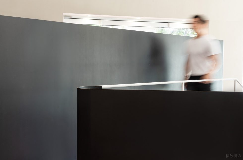 深圳南山區(qū)極簡風(fēng)咖啡廳黑色不銹鋼隔斷穿插設(shè)計(jì)裝修