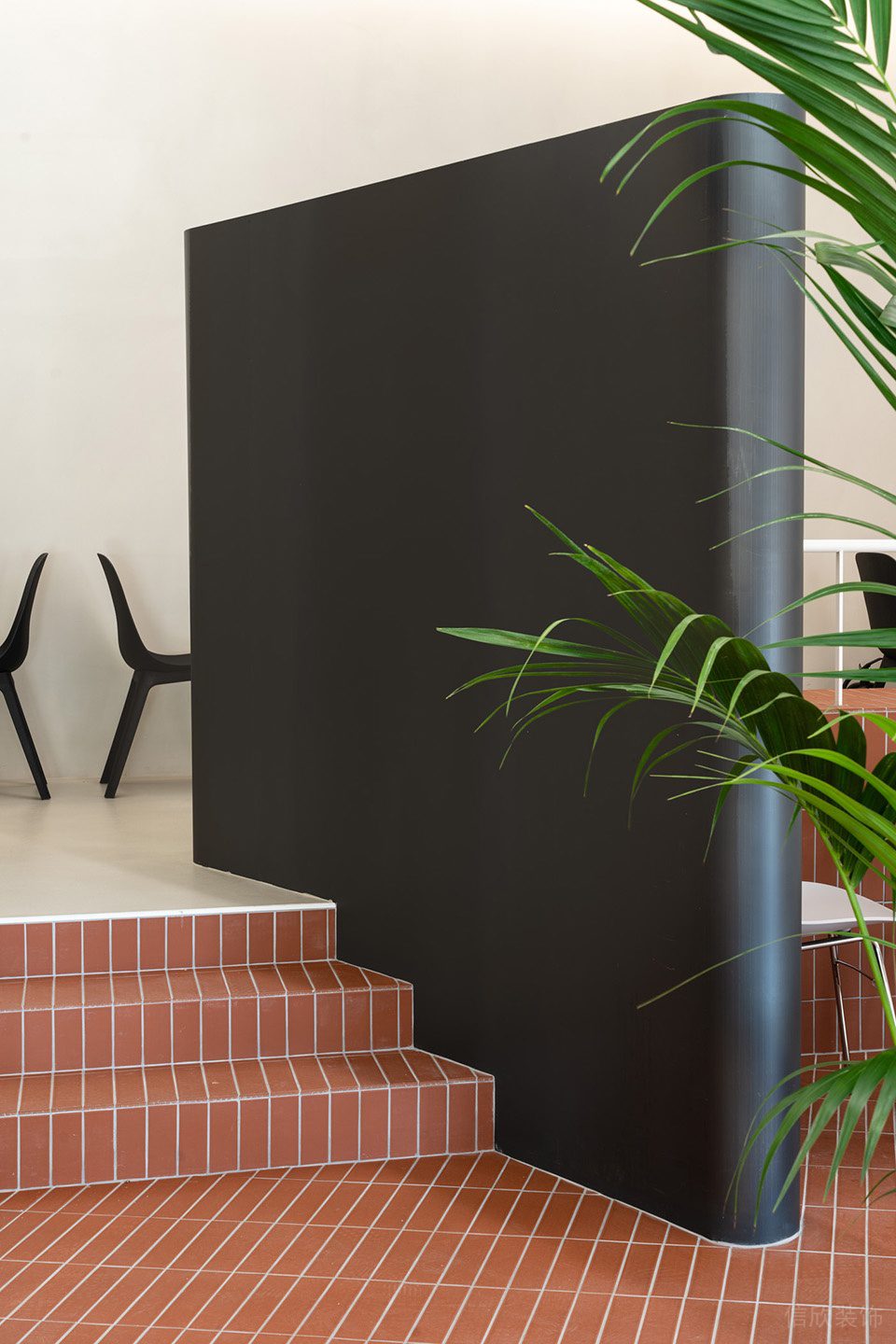 深圳南山區(qū)極簡風(fēng)咖啡廳紅磚地臺設(shè)計(jì)裝修