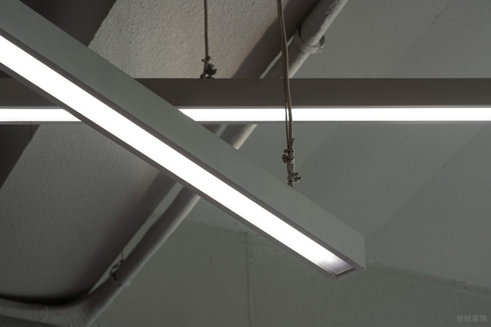 深圳南山區(qū)極簡風(fēng)咖啡廳線性吊燈設(shè)計(jì)裝修