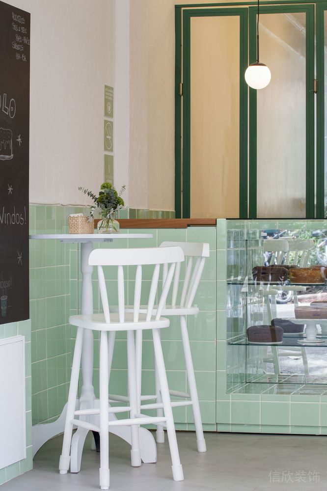 深圳南山區(qū)現(xiàn)代簡約風(fēng)甜品店白色餐桌設(shè)計裝修