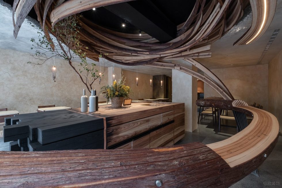 深圳南山區(qū)原木風(fēng)餐廳吧臺細(xì)節(jié)設(shè)計(jì)裝修