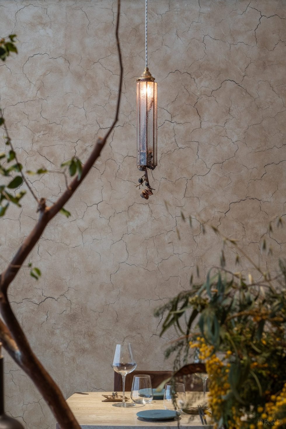 深圳南山區(qū)原木風(fēng)餐廳餐桌設(shè)計(jì)裝修