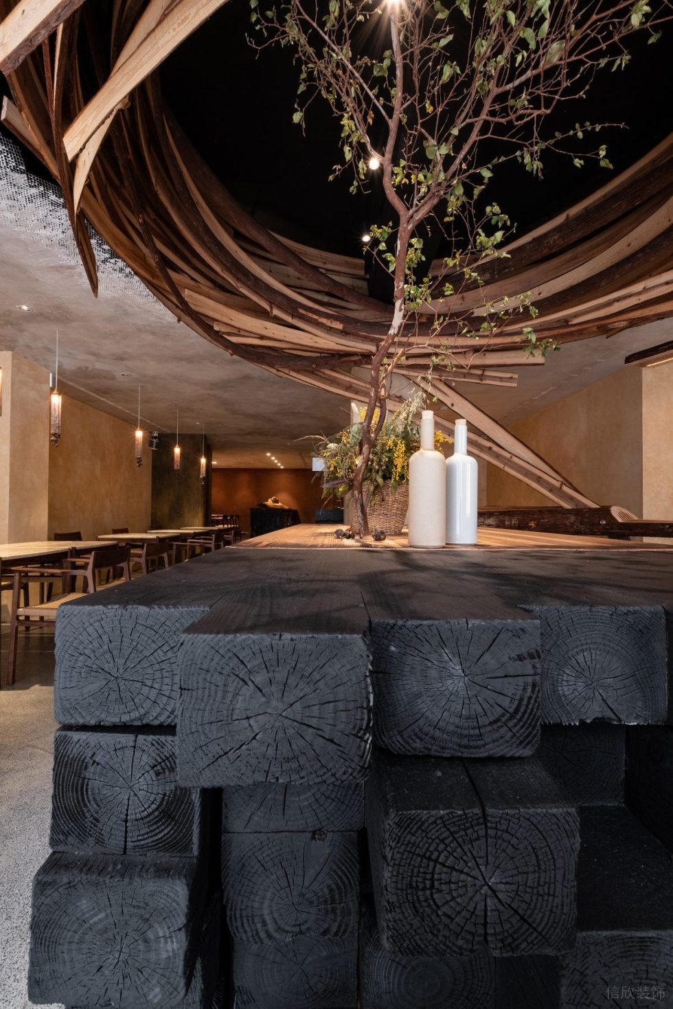 深圳南山區(qū)原木風(fēng)餐廳吧臺黑色原木設(shè)計(jì)裝修