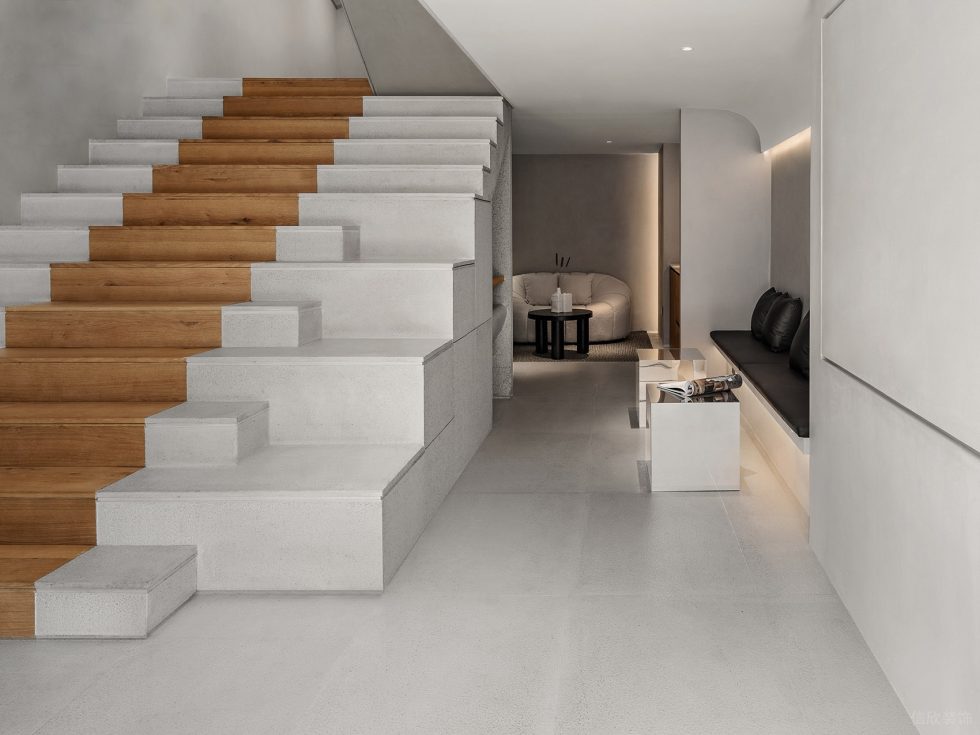 深圳市寶安區(qū)沙井現(xiàn)代服裝店裝修設(shè)計(jì)-木地板淺色地磚拼接樓梯 深圳市寶安區(qū)沙井現(xiàn)代服裝店裝修設(shè)計(jì)-木地板淺色地磚拼接樓梯