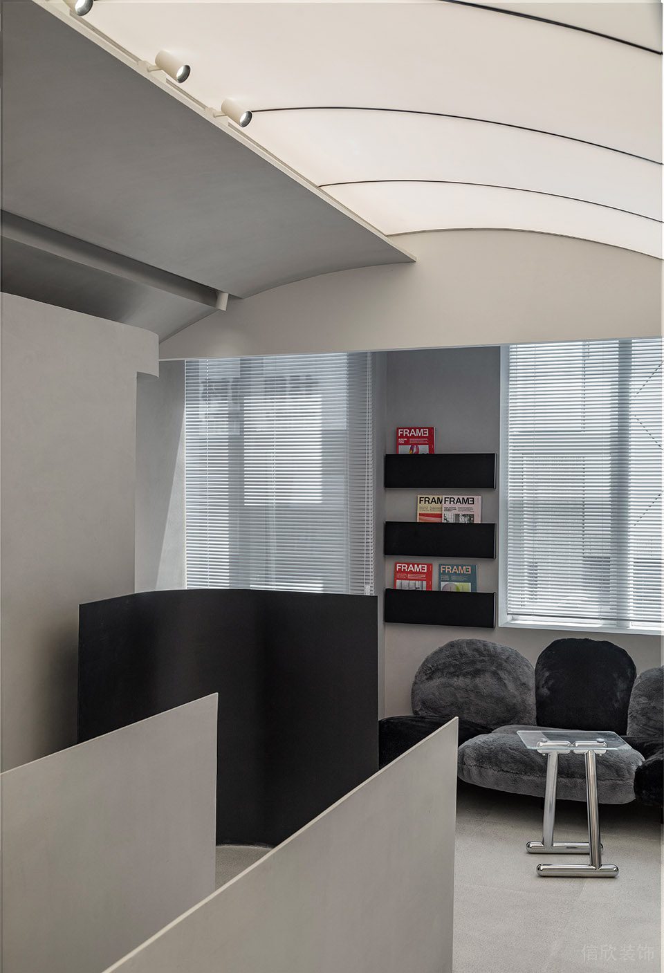 深圳市寶安區(qū)沙井現(xiàn)代服裝店裝修設(shè)計(jì)-黑灰天鵝絨沙發(fā) 深圳市寶安區(qū)沙井現(xiàn)代服裝店裝修設(shè)計(jì)-黑灰天鵝絨沙發(fā)