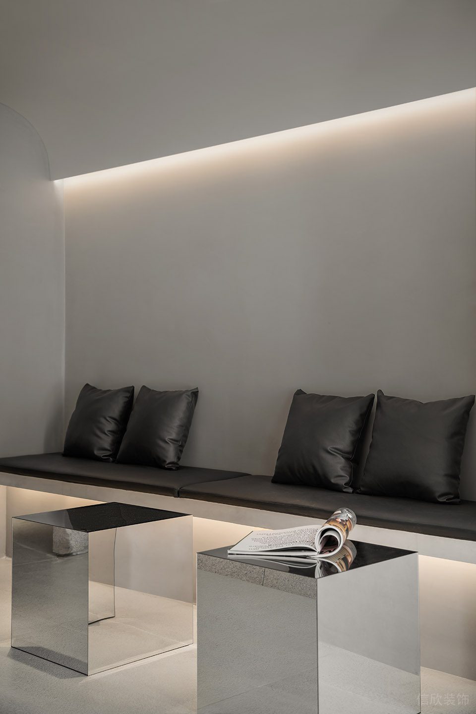 深圳市寶安區(qū)沙井現(xiàn)代服裝店裝修設(shè)計(jì)-亮面金屬茶幾休息區(qū) 深圳市寶安區(qū)沙井現(xiàn)代服裝店裝修設(shè)計(jì)-亮面金屬茶幾休息區(qū)