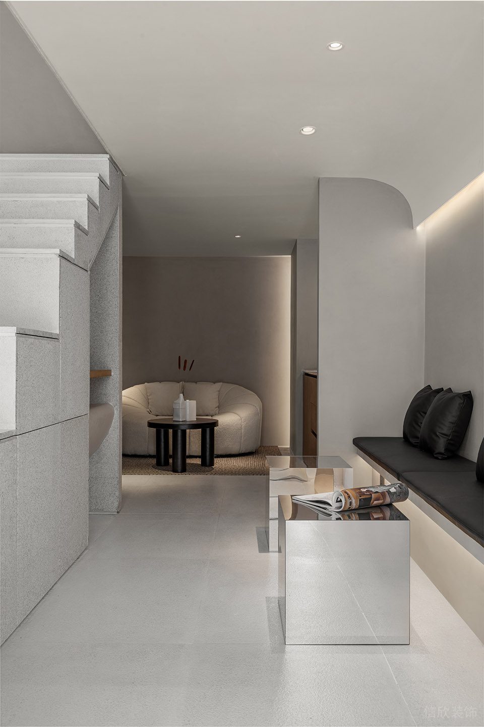 現(xiàn)代服裝店裝修設(shè)計(jì)-一層亮面金屬茶幾休息區(qū) 現(xiàn)代服裝店裝修設(shè)計(jì)-一層亮面金屬茶幾休息區(qū)