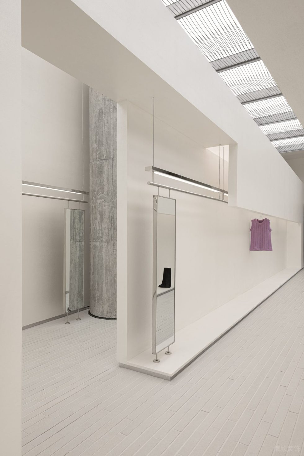 深圳市寶安區新安snd概念店裝修設計-白色石膏板隔墻衣服展示區