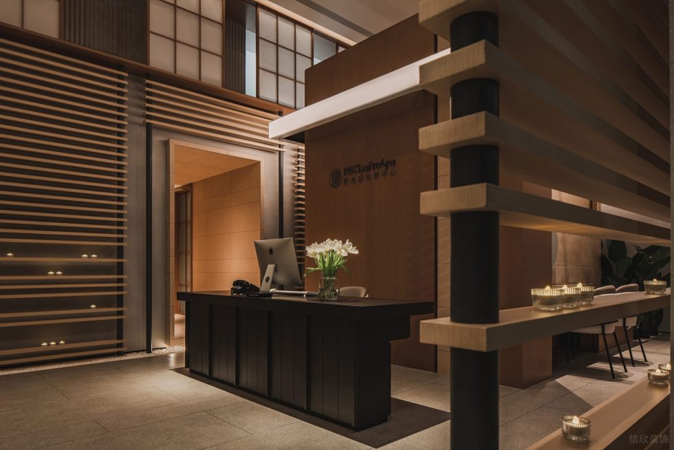 深圳市福田區(qū)保稅區(qū)新中式風(fēng)蘭美容抗衰中心裝修設(shè)計(jì)實(shí)景效果圖-黑色實(shí)木造型前臺 深圳市福田區(qū)保稅區(qū)新中式風(fēng)蘭美容抗衰中心裝修設(shè)計(jì)實(shí)景效果圖-黑色實(shí)木造型前臺