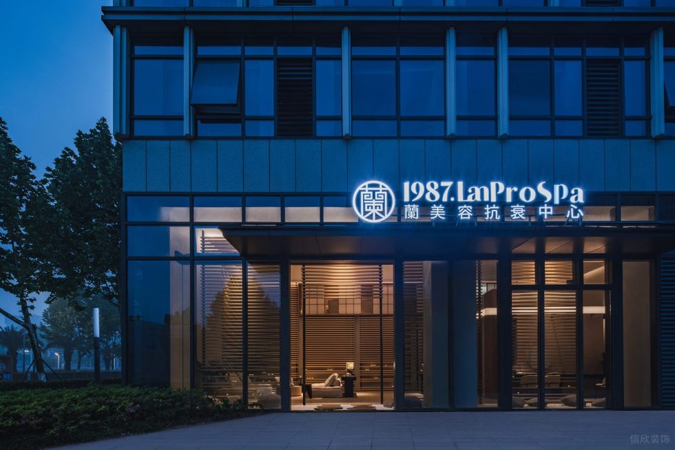 美容店門(mén)面外觀鋁框玻璃門(mén)鋼架雨棚裝修圖