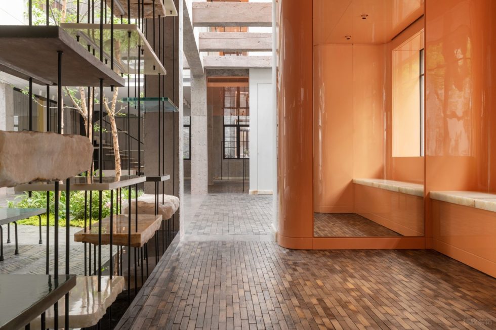 深圳市福田區(qū)黃岡原木風(fēng)買手店潮牌EP YAYING旗艦店裝修設(shè)計(jì)-仿古小磚地面 深圳市福田區(qū)黃岡原木風(fēng)買手店潮牌EP YAYING旗艦店裝修設(shè)計(jì)-仿古小磚地面