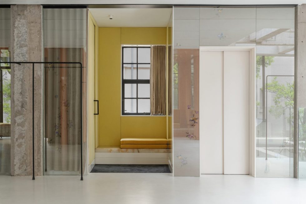 深圳市福田區(qū)黃岡原木風(fēng)買手店潮牌EP YAYING旗艦店裝修設(shè)計(jì)-小卡座試衣間 深圳市福田區(qū)黃岡原木風(fēng)買手店潮牌EP YAYING旗艦店裝修設(shè)計(jì)-小卡座試衣間