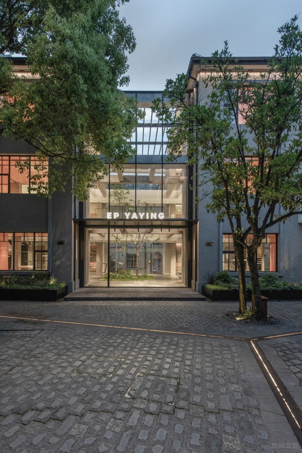 商場(chǎng)大門(mén)黑色邊框全落地玻璃