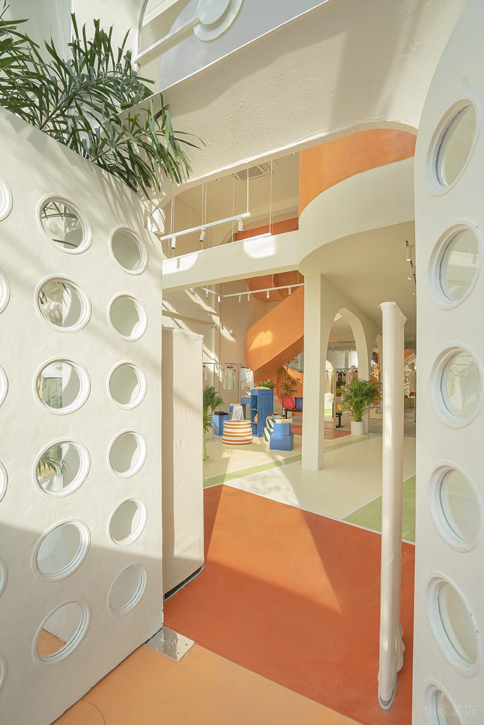 深圳市龍崗區(qū)坪地現(xiàn)代風(fēng)服裝店libe旗艦裝修設(shè)計(jì) 入戶