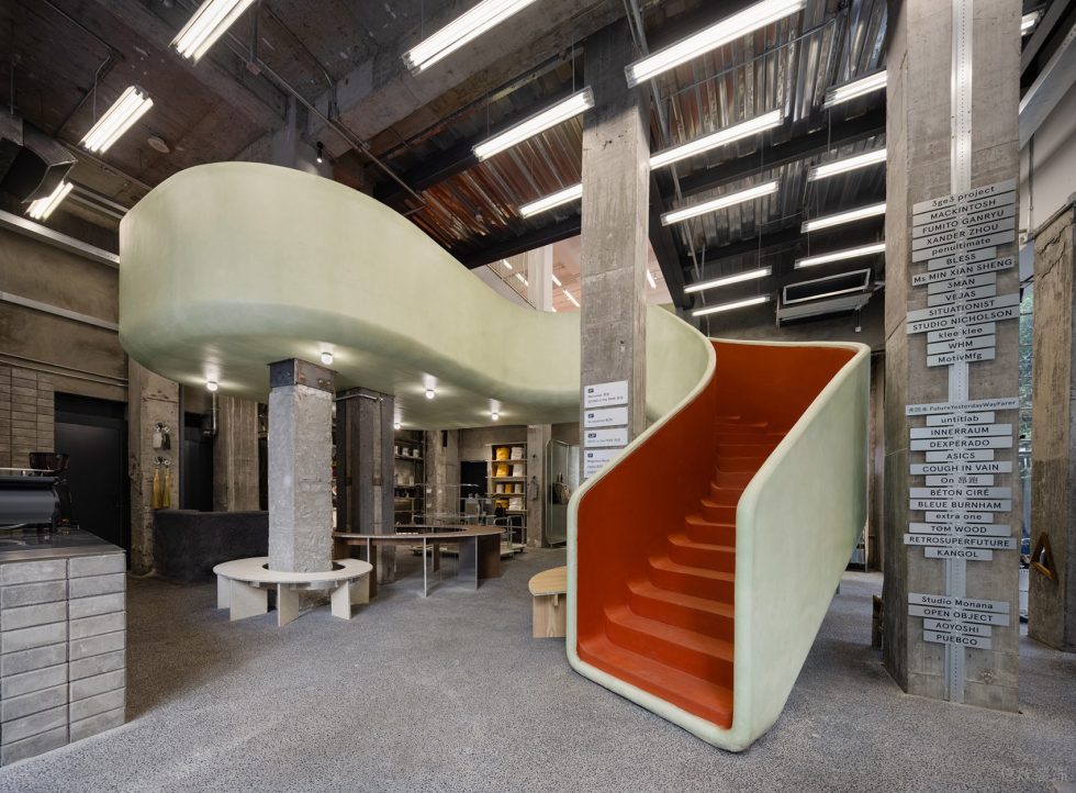 深圳市龍崗區平湖工業風服裝店裝修設計-雙色拼接樓梯 深圳市龍崗區平湖工業風服裝店裝修設計-雙色拼接樓梯