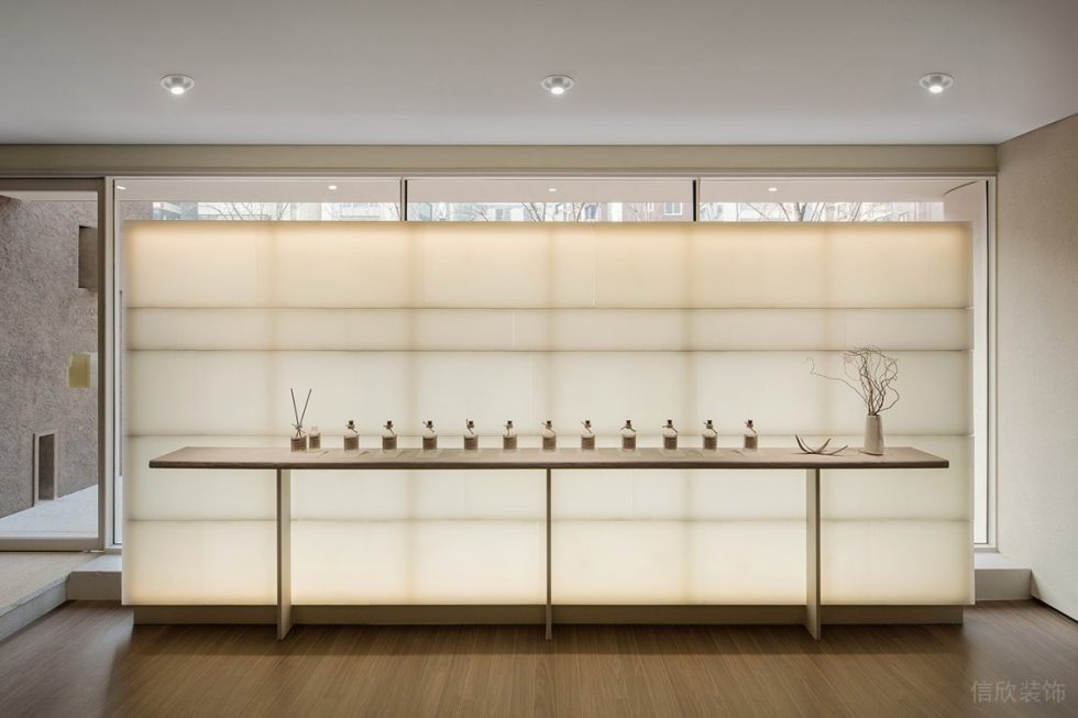 深圳市羅湖區(qū)東門現(xiàn)代風(fēng)香薰店裝修設(shè)計實景效果圖-原木桌面產(chǎn)品展示區(qū)