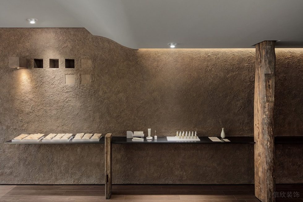 深圳市羅湖區(qū)東門現(xiàn)代風(fēng)香薰店裝修設(shè)計實景效果圖-原木風(fēng)展臺