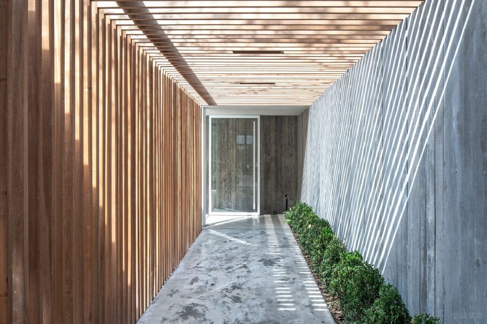 深圳市羅湖區人民南輕奢風女裝店emme品牌店裝修設計-實木格柵質感水泥走廊 深圳市羅湖區人民南輕奢風女裝店emme品牌店裝修設計-實木格柵質感水泥走廊