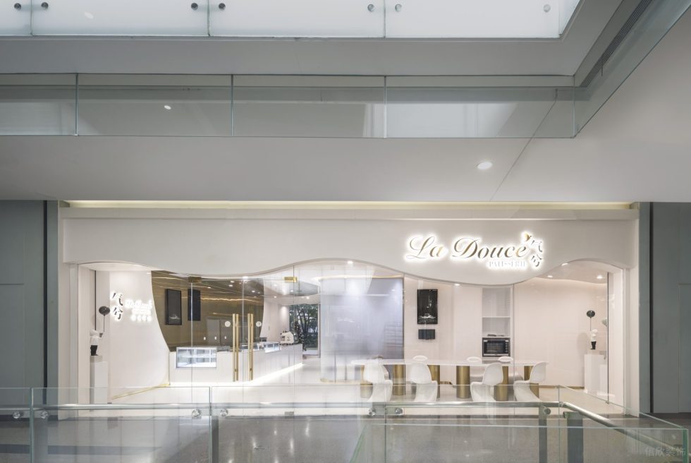 烘焙面包蛋糕店裝修門(mén)面波浪曲線門(mén)頭發(fā)光logo