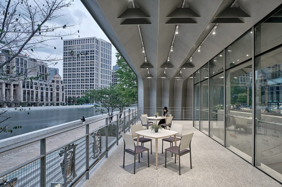 深圳市南山區南油中石化加油站實景效果圖-零售店觀景陽臺休息區