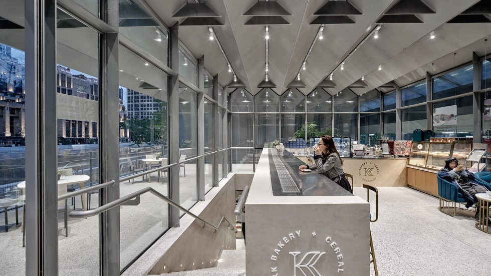 深圳市南山區南油中石化加油站實景效果圖-室內灰色水泥吧臺休息區