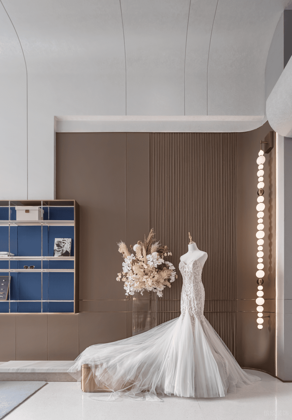 深圳市南山區(qū)蛇口現(xiàn)代輕奢風(fēng)禮服店裝修設(shè)計-禮服展示區(qū) 深圳市南山區(qū)蛇口現(xiàn)代輕奢風(fēng)禮服店裝修設(shè)計-禮服展示區(qū)