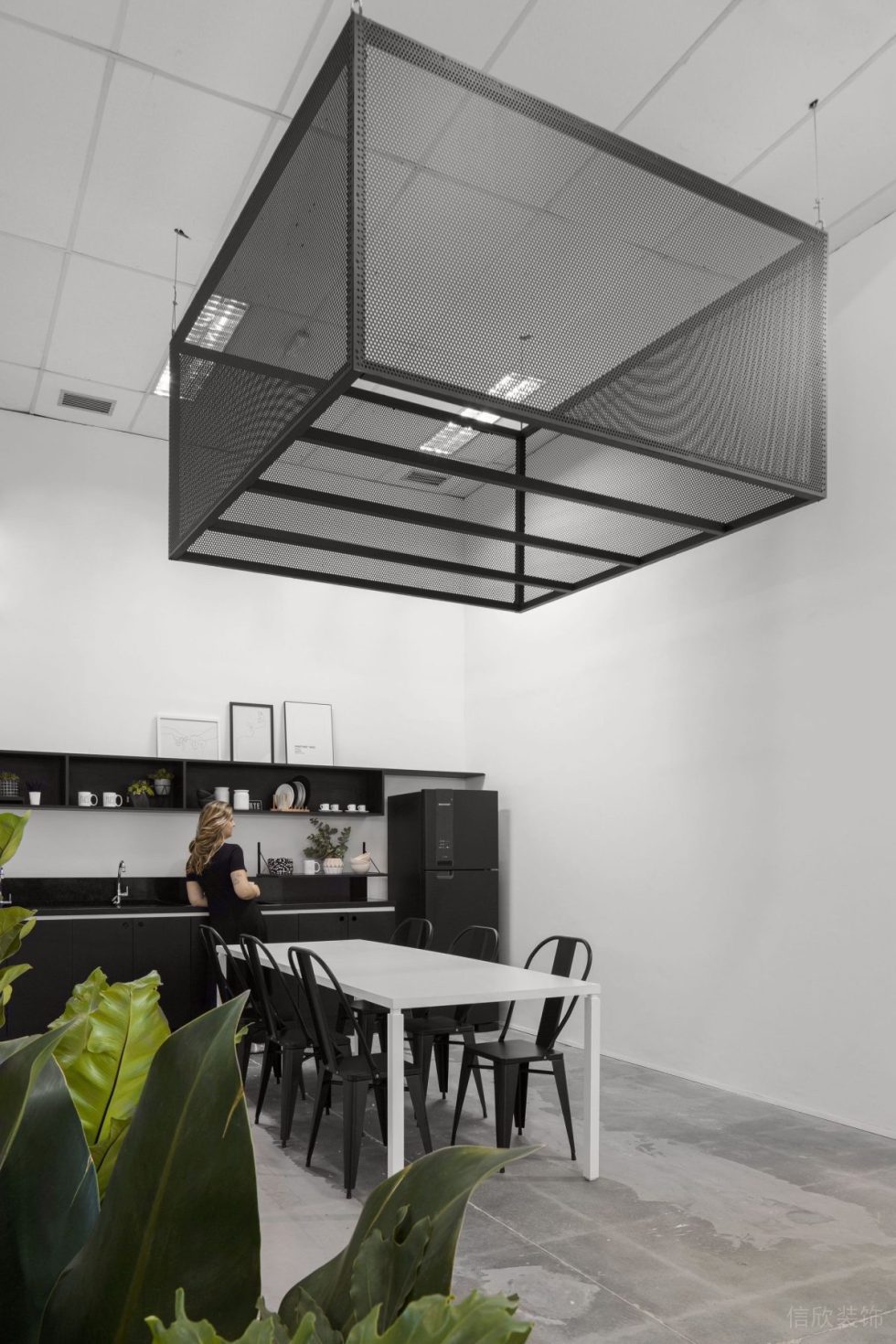 深圳市南山區(qū)西麗tcl國際e城公司簡約工業(yè)風(fēng)辦公室裝修方案 茶水區(qū)