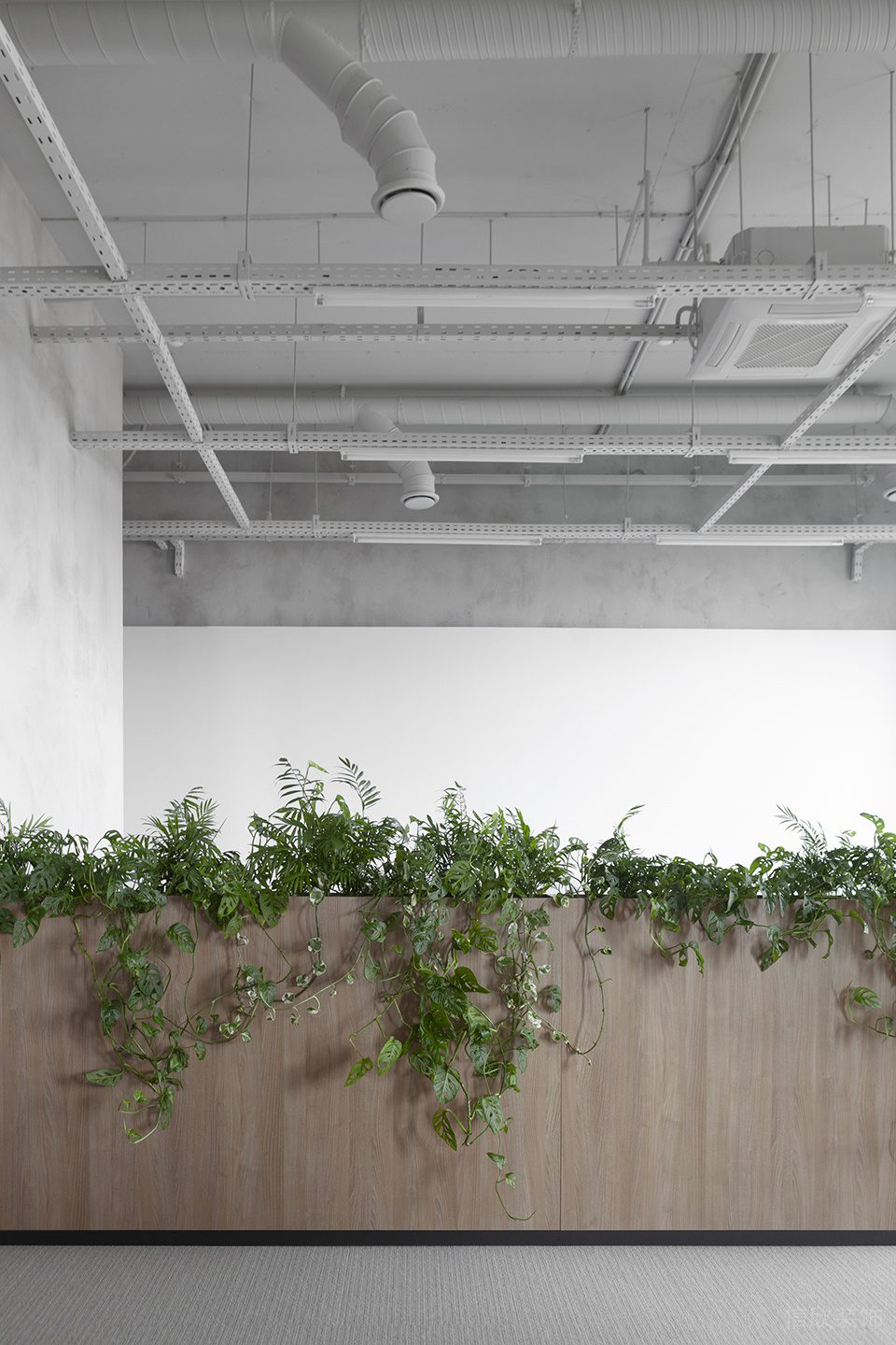 深圳市南山區(qū)訊美科技廣場現(xiàn)代工業(yè)風辦公室裝修設(shè)計方案 辦公桌格擋裝飾